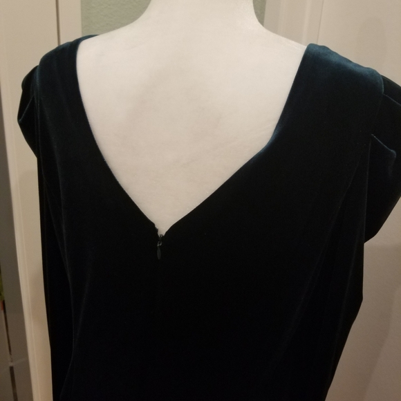 Vince Camuto Emerald Velvet Longsleeve Dress - Picture 4 of 10